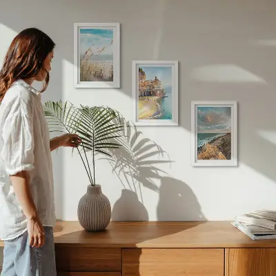 Gallery wall met kustlandschappen van een strand, stad en kliffen