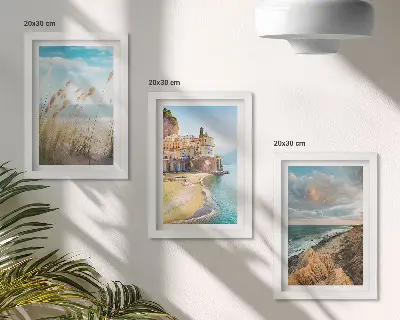 Gallery wall met kustlandschappen van een strand, stad en kliffen