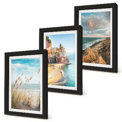 Gallery wall Kustlandschappen met een strand, stad en kliffen.