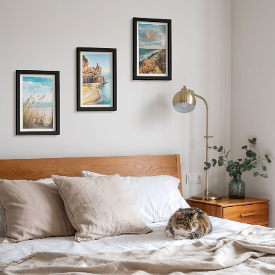 Gallery wall Kustlandschappen met een strand, stad en kliffen.