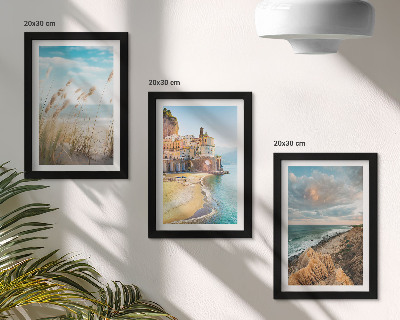 Gallery wall Kustlandschappen met een strand, stad en kliffen.