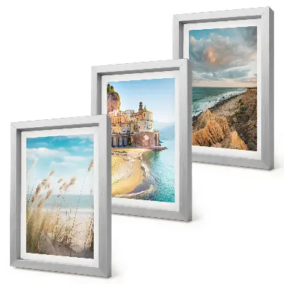 Gallery wall met kustlandschappen van een strand, stad en kliffen