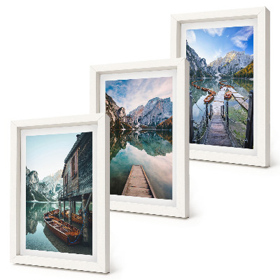 Gallery wall Een rustig meer in de bergen met houten bootjes.