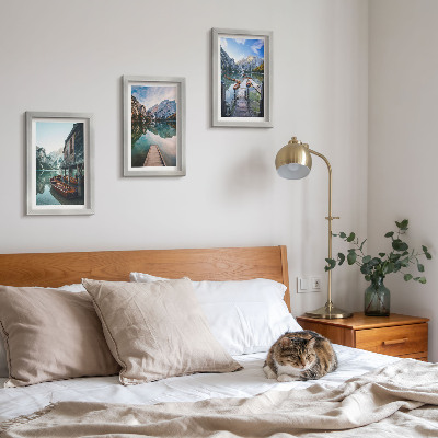 Gallery wall Een rustig meer in de bergen met houten bootjes.