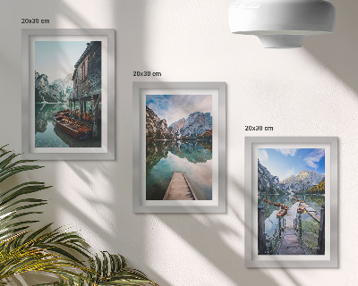 Gallery wall Een rustig meer in de bergen met houten bootjes.