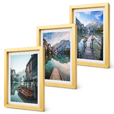 Gallery wall Een rustig meer in de bergen met houten bootjes.