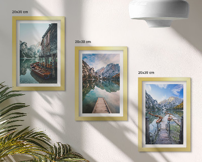 Gallery wall Een rustig meer in de bergen met houten bootjes.