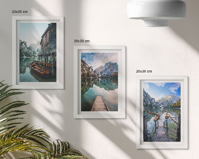 Gallery wall Een rustig meer in de bergen met houten bootjes.