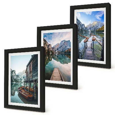 Gallery wall Een rustig meer in de bergen met houten bootjes.
