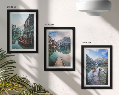 Gallery wall Een rustig meer in de bergen met houten bootjes.