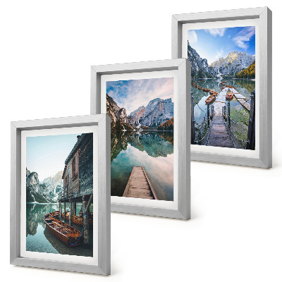Gallery wall Een rustig meer in de bergen met houten bootjes.