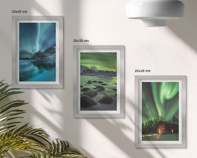 Set van ingelijste schilderijen Winterlandschappen met het noorderlicht boven de bergen.