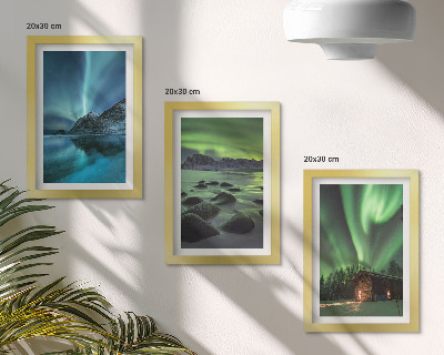 Set van ingelijste schilderijen Winterlandschappen met het noorderlicht boven de bergen.