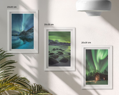 Set van ingelijste schilderijen Winterlandschappen met het noorderlicht boven de bergen.