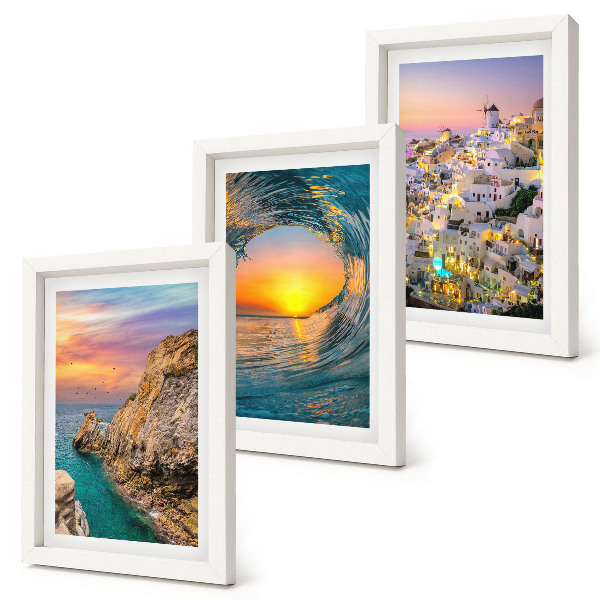 Gallery wall Uitzicht op de zee, de golven en de witte huizen op Santorini, Griekenland.
