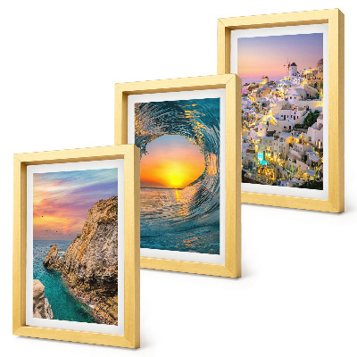 Gallery wall Uitzicht op de zee, de golven en de witte huizen op Santorini, Griekenland.