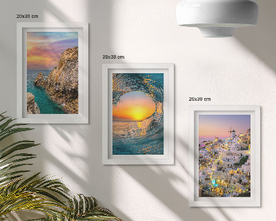 Gallery wall Uitzicht op de zee, de golven en de witte huizen op Santorini, Griekenland.