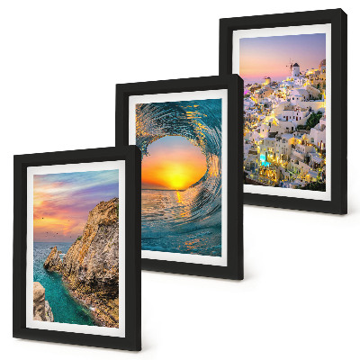 Gallery wall Uitzicht op de zee, de golven en de witte huizen op Santorini, Griekenland.