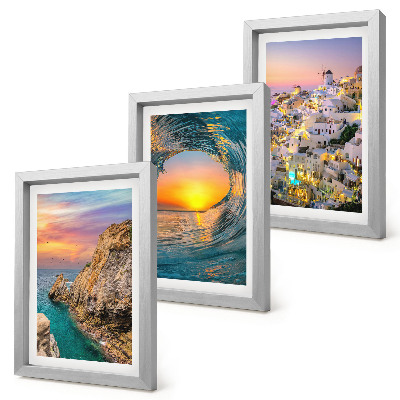 Gallery wall Uitzicht op de zee, de golven en de witte huizen op Santorini, Griekenland.