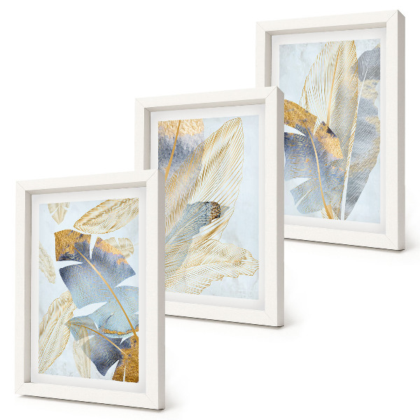 Gallery wall Bladeren in blauwe en beige tinten op een lichte achtergrond.