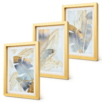Gallery wall Bladeren in blauwe en beige tinten op een lichte achtergrond.