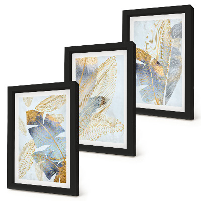 Gallery wall Bladeren in blauwe en beige tinten op een lichte achtergrond.