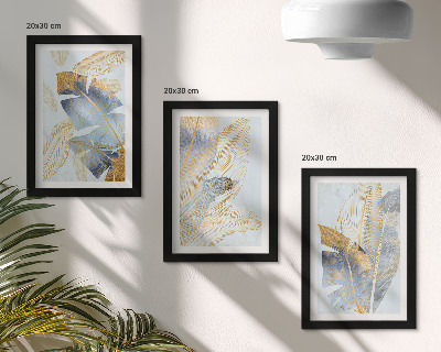 Gallery wall Bladeren in blauwe en beige tinten op een lichte achtergrond.