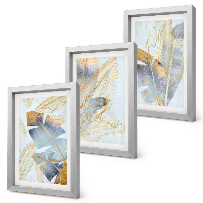 Gallery wall Bladeren in blauwe en beige tinten op een lichte achtergrond.