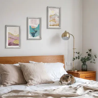 Set ingelijste schilderijen met abstracte landschappen van bergen en de zon
