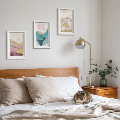 Set ingelijste schilderijen met abstracte landschappen van bergen en de zon