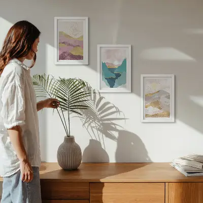 Set ingelijste schilderijen met abstracte landschappen van bergen en de zon