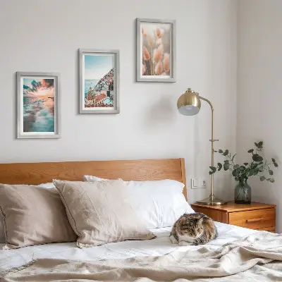 Gallery wall met uitzicht op zee, zonsondergang, kleurrijke huizen en bloemen