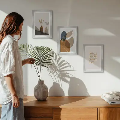 Set ingelijste schilderijen met abstracte vormen en natuurlijke accenten