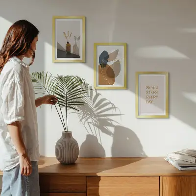 Set ingelijste schilderijen met abstracte vormen en natuurlijke accenten