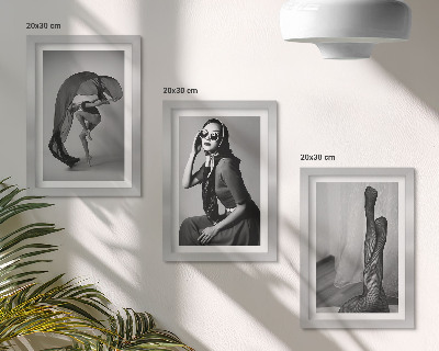 Gallery wall Stijlvolle zwart-witportretten van vrouwen in elegante poses.