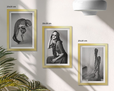 Gallery wall Stijlvolle zwart-witportretten van vrouwen in elegante poses.