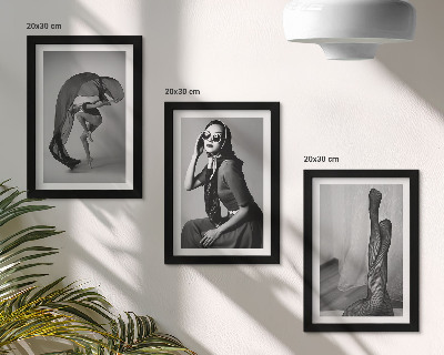 Gallery wall Stijlvolle zwart-witportretten van vrouwen in elegante poses.