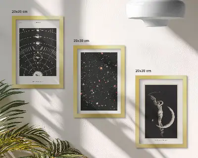 Set van ingelijste schilderijen sterrenstelsel in het zonnestelsel met nachtelijke figuur op de maan