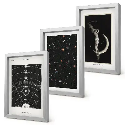Set van ingelijste schilderijen sterrenstelsel in het zonnestelsel met nachtelijke figuur op de maan