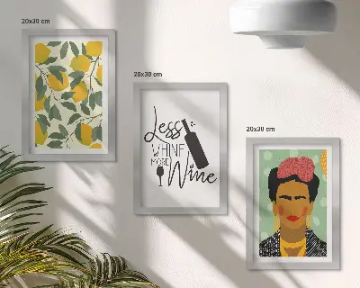 Gallery wall met citroenen tekst over wijn en een portret van Frida Kahlo