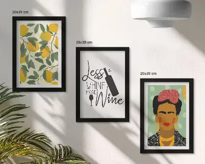 Gallery wall met citroenen tekst over wijn en een portret van Frida Kahlo
