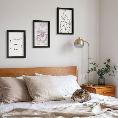 Gallery wall Bloemen en familie in een minimalistisch ontwerp.