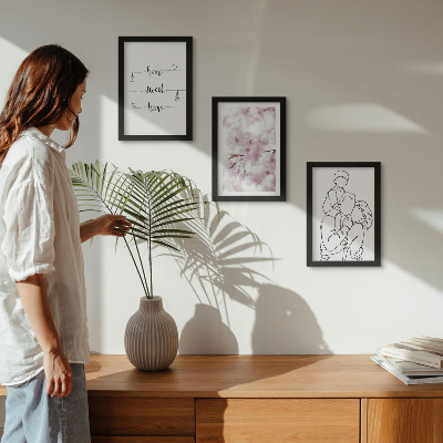 Gallery wall Bloemen en familie in een minimalistisch ontwerp.