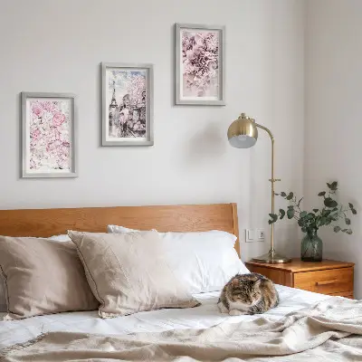 Set ingelijste schilderijen met romantisch landschap van bloemen in roze tinten
