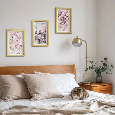 Set ingelijste schilderijen met romantisch landschap van bloemen in roze tinten