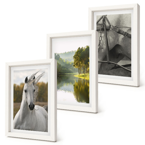 Gallery wall Witte paarden bij de rivier, een natuurlijk landschap