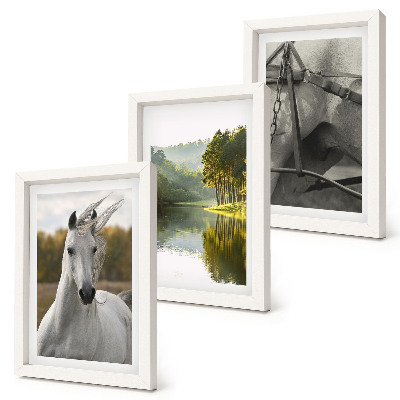 Gallery wall Witte paarden bij de rivier, een natuurlijk landschap