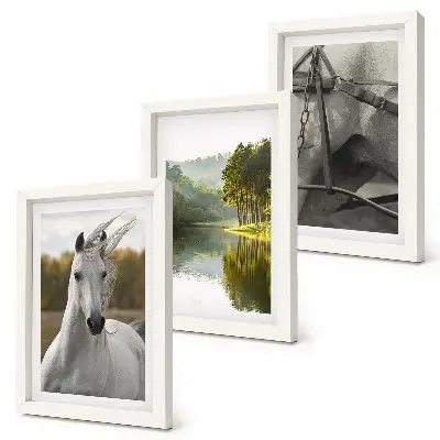 Gallery wall witte paarden bij de rivier in een natuurlijk landschap