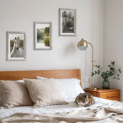 Gallery wall witte paarden bij de rivier in een natuurlijk landschap