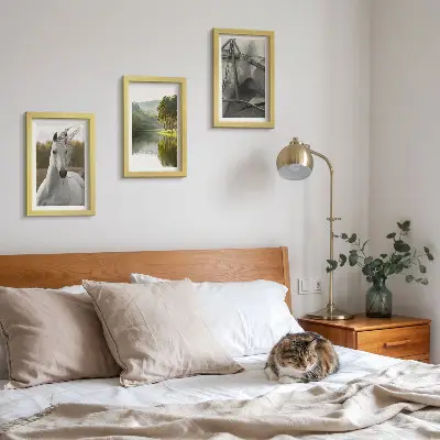 Gallery wall witte paarden bij de rivier in een natuurlijk landschap